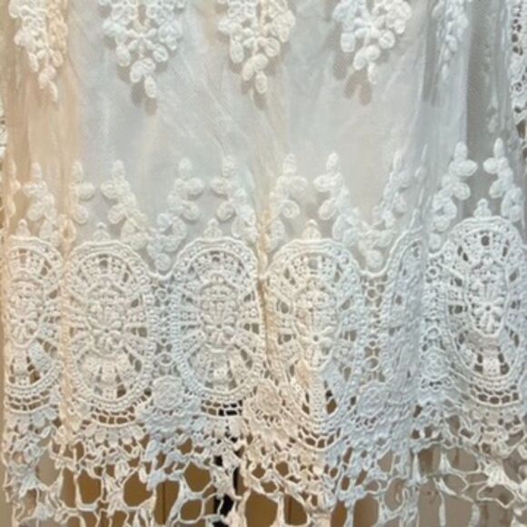 Chico’s White Top Lace Detailing Sheer Overlay Floral Embroidery Size 2 - Picture 4 of 7